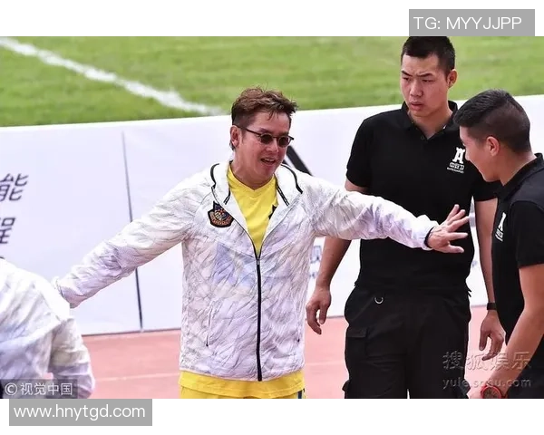 足球巨星化身老年球员上场打球引发热议与欢笑 足球巨星化身老年球员上场打球引发热议与欢笑